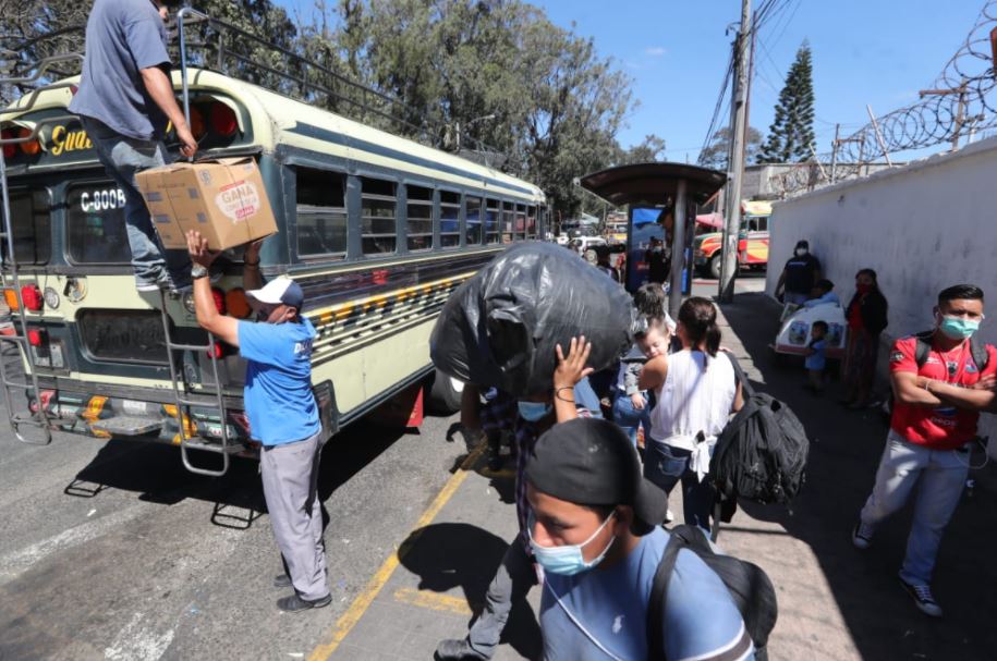 Éxodo de veraneantes por la Semana Santa 2021. (Foto Prensa Libre: Érick Ávila) 