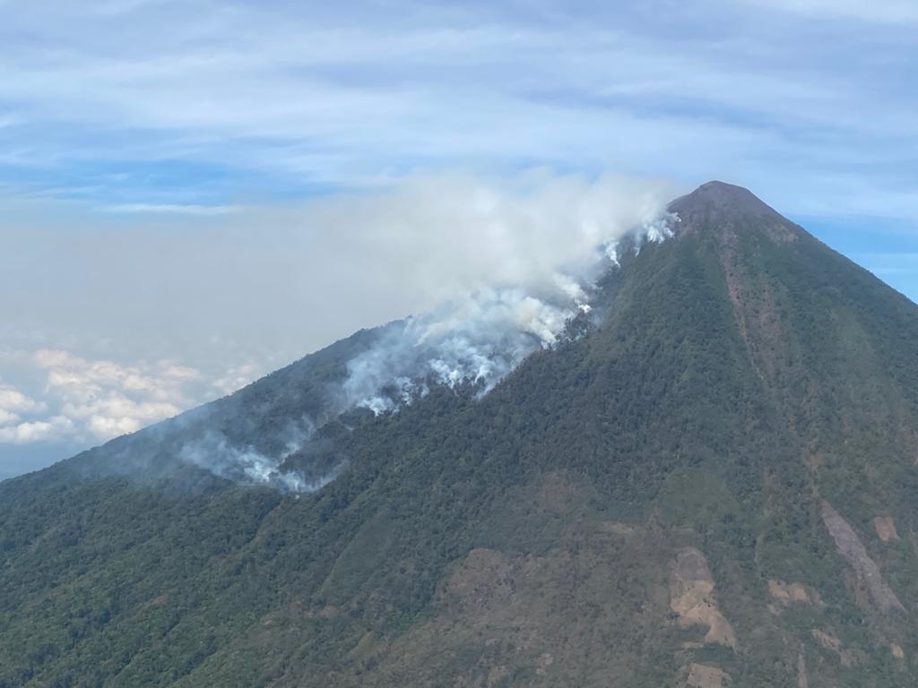 El incendio inició el domingo último, pero el viento favoreció su propagación" y ahora se extiende por las faldas del coloso, amenazando la biodiversidad del lugar como el quetzal, el ave nacional. (Foto Prensa Libre: Conred)