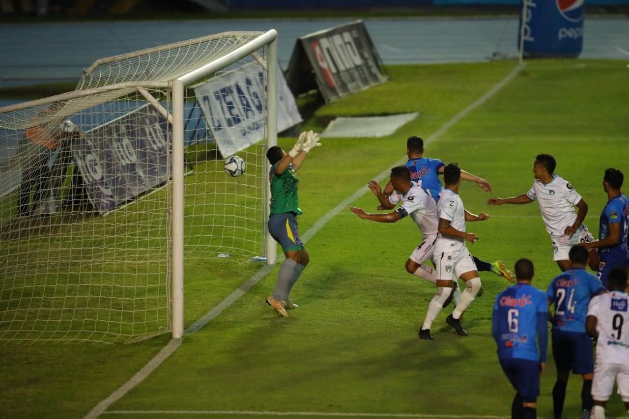 Michael Umaña en el momento que anota el tercer tanto crema contra Santa Lucía (Foto Prensa Libre: Carlos Hernández).