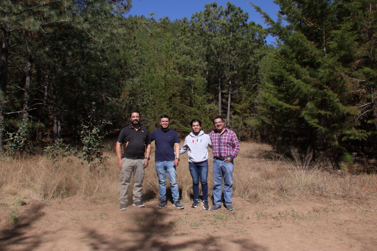 Reserva Natural Bosques de Lemoa, en Santa Cruz del Quiché. En la foto Werner Castro y su familia, quienes administran el lugar. (Foto Prensa Libre: Alberto Hernández)