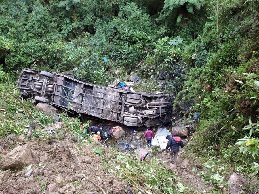 Los labores de rescate del bus accidentado en Cochabamba. (Foto Prensa Libre: EFE)
