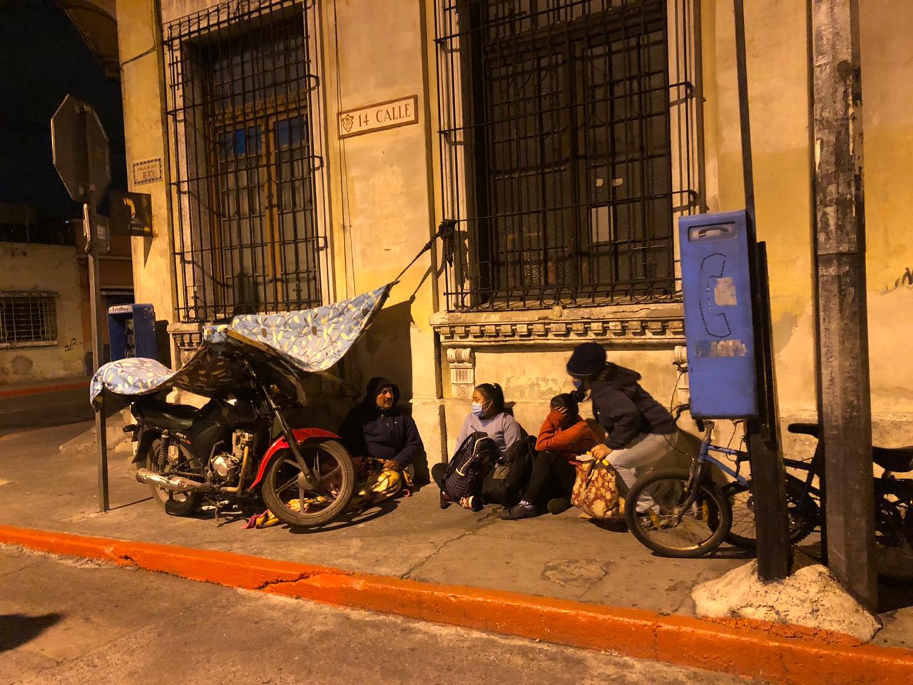 Trabajadores forman fila y se animan mutuamente con la esperanza de que el sacrificio valga la pena. (Foto: Andrea Domínguez)