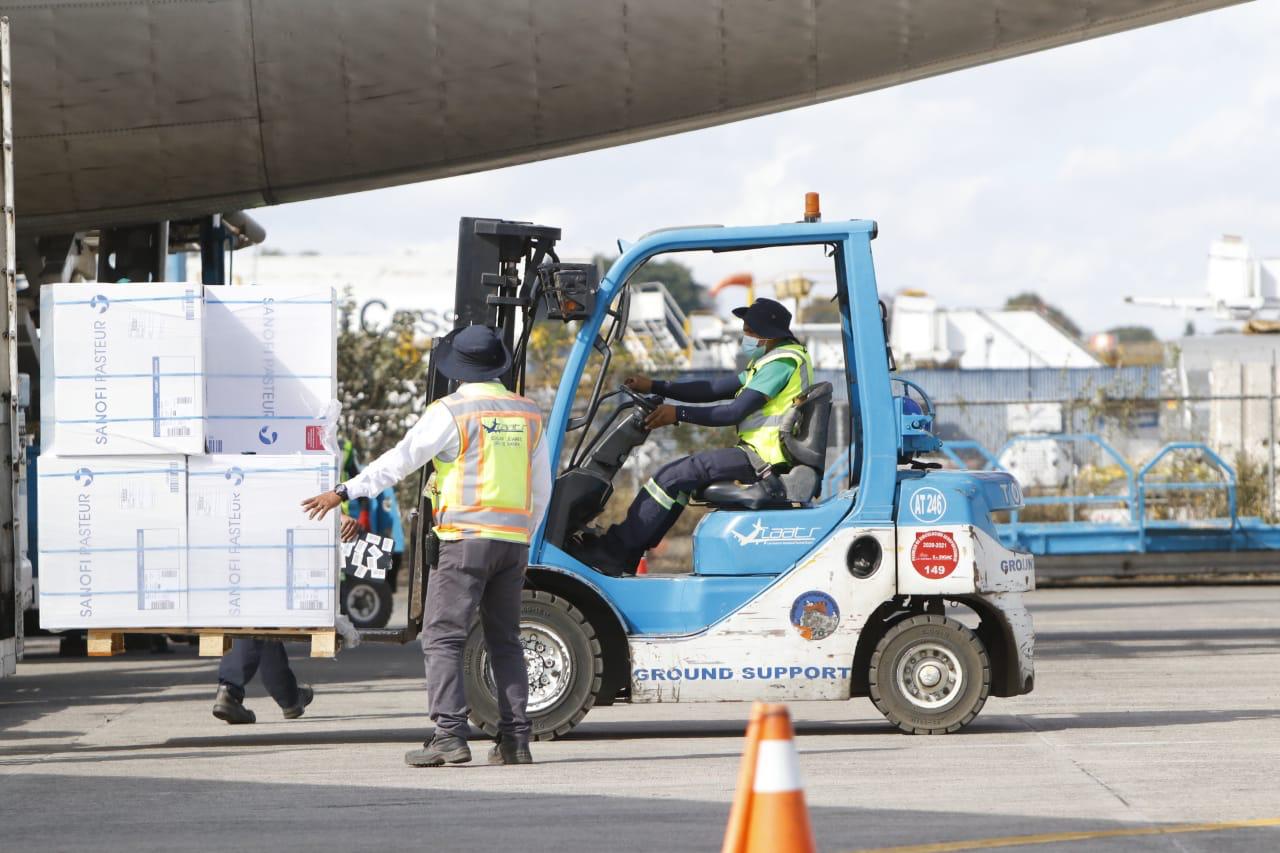 Traslado del cargamento de las vacunas hacia el Centro Nacional de Biológicos. (Foto: Presidencia)