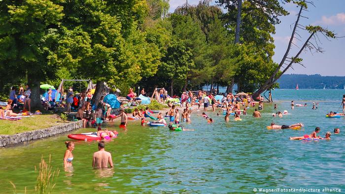 Disfrutar el sol o el agua al aire libre no representa mayor riesgo, si se mantiene la distancia y se lleva mascarilla.