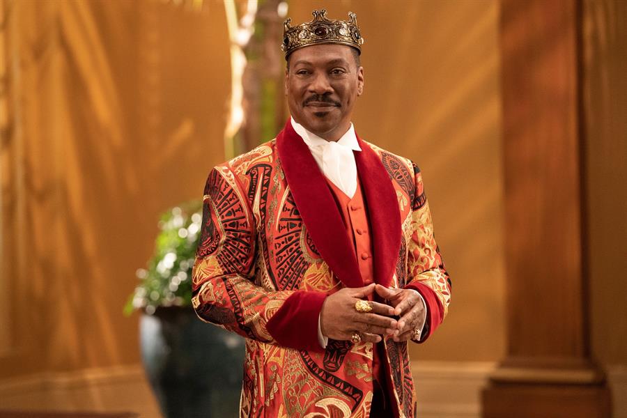 Eddie Murphy en el papel de rey de Zamunda, durante una escena de la película "Coming 2 America". (Foto Prensa Libre: EFE)