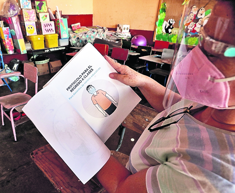 El Mineduc distribuyó el protocolo de bioseguridad para evitar el contagios de covid-19 en las escuelas, pero para este 16 de marzo ya se contabilizan más de cien casos positivos. (Foto Prensa Libre: Hemeroteca PL)