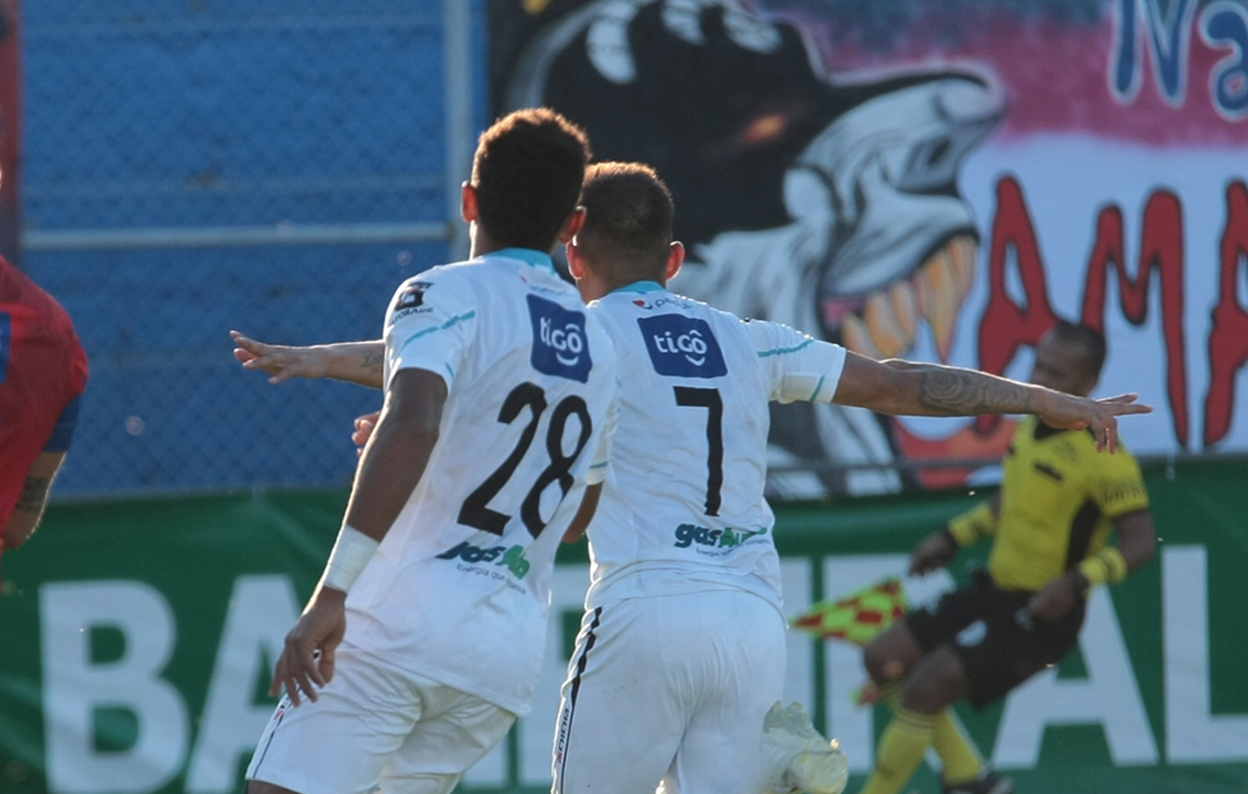 Andrés Lezcano celebra el gol de la victoria de Comunicaciones contra Xelajú MC. (Foto Comunicaciones FC).