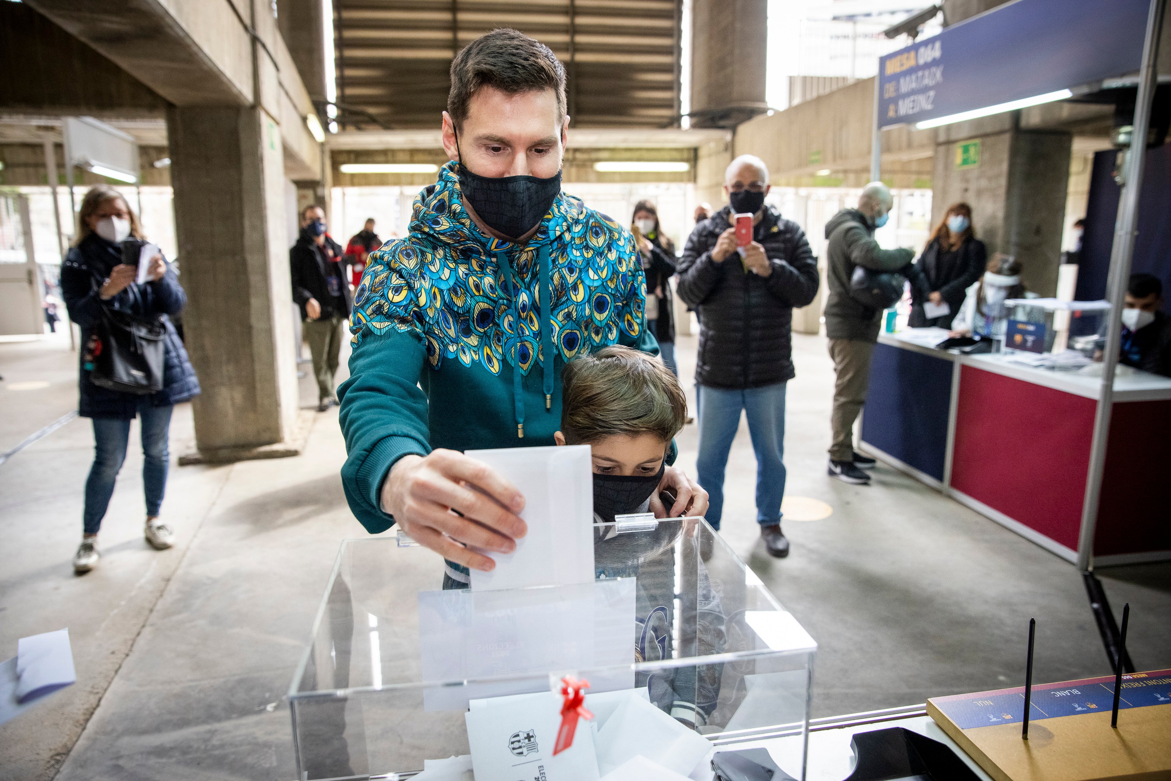 Lionel Messi en el momento que emite su voto acompañado de uno de sus hijos. (Foto Messi).