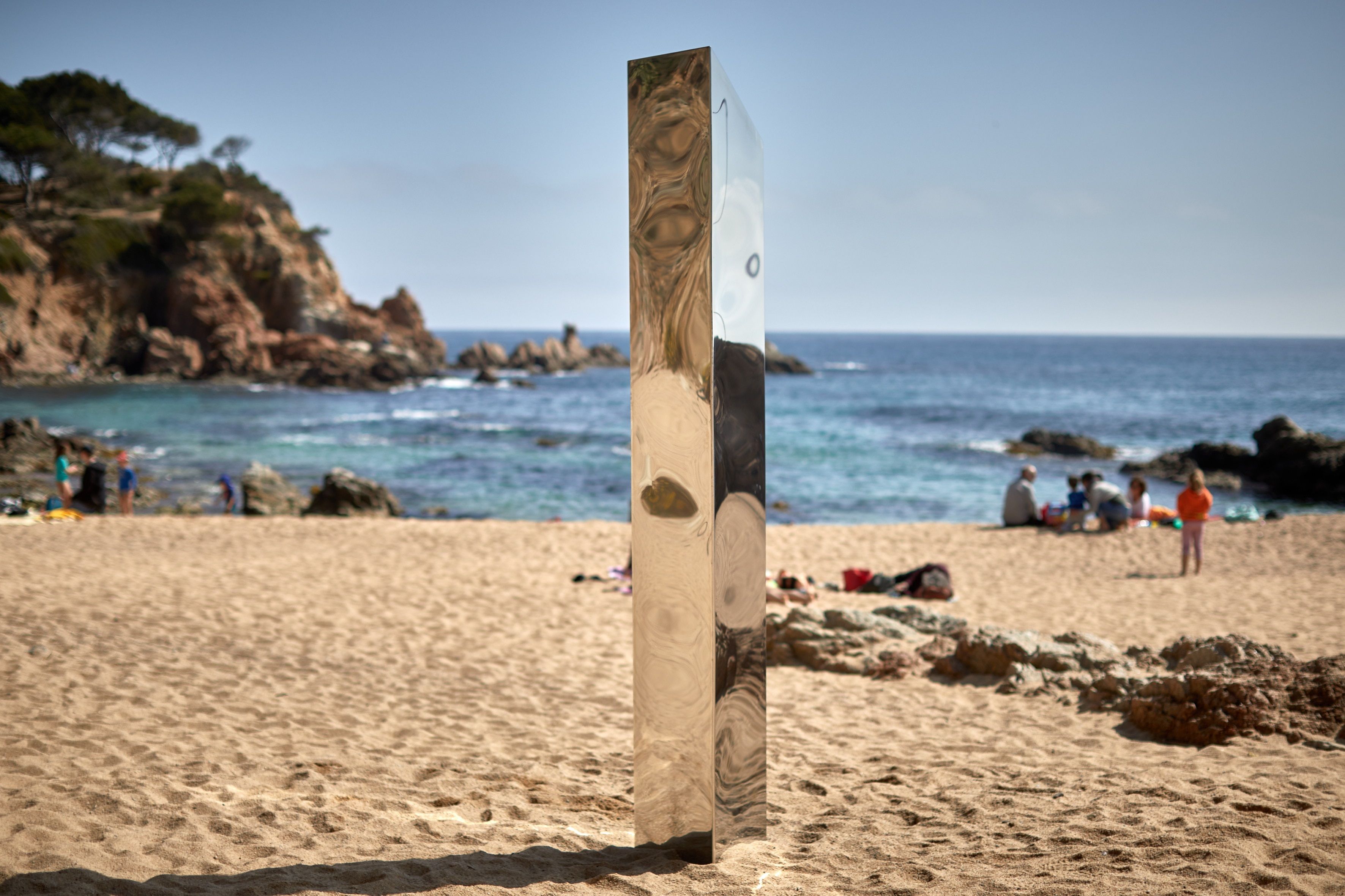 Un monolito metálico de más de dos metros de altura y similar al que apareció en noviembre de 2020 en el desierto de Utah (EE. UU.) ha aparecido en la playa de Sa Conca del municipio de Castell-Platja d'Aro (Girona). (Foto Prensa Libre: EFE)