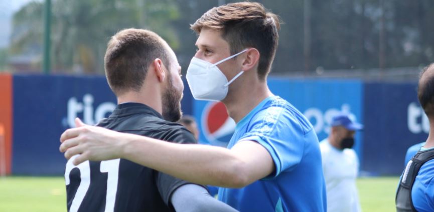 Nicholas Hagen abraza a Kevin Moscoso durante la práctica de este martes. (Foto Prensa Libre: Fedefut)