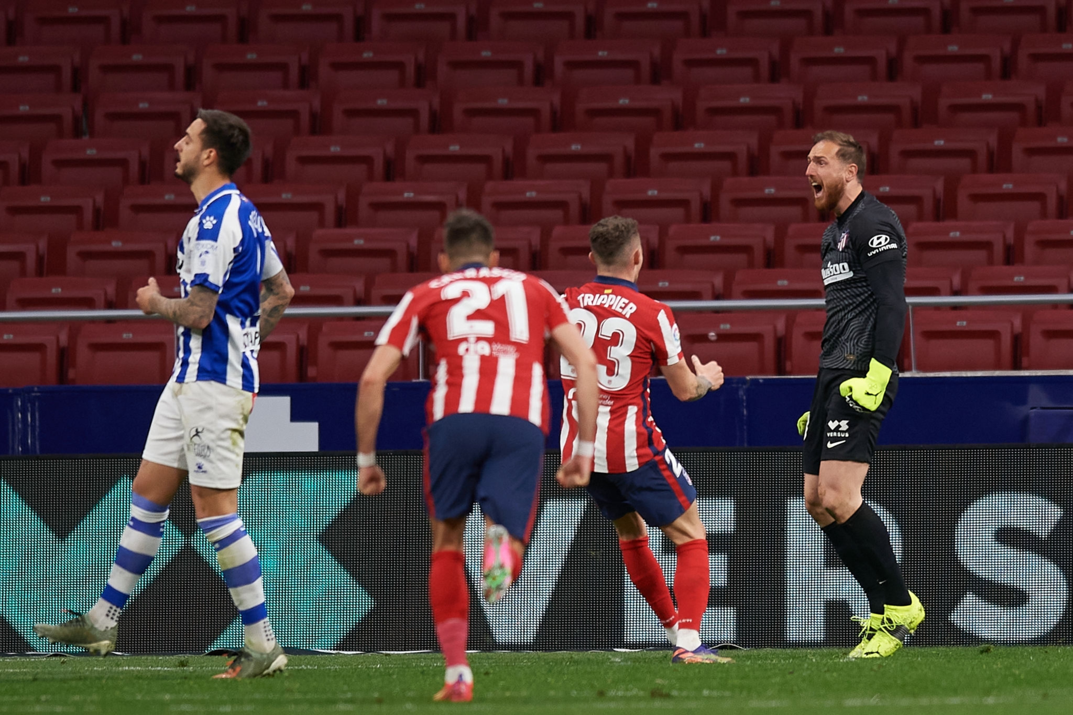 Oblak festeja después de evitar la anotación desde el punto de penal del Alavés. (Foto Prensa Libre).