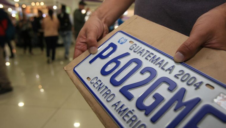 El último cambio generalizado de placas de metal fue en el 2004. En el 2018 se agotaron esos distintivos y la SAT volvió a abastecerse hasta en el 2020. (Foto, Prensa Libre: Hemeroteca PL).