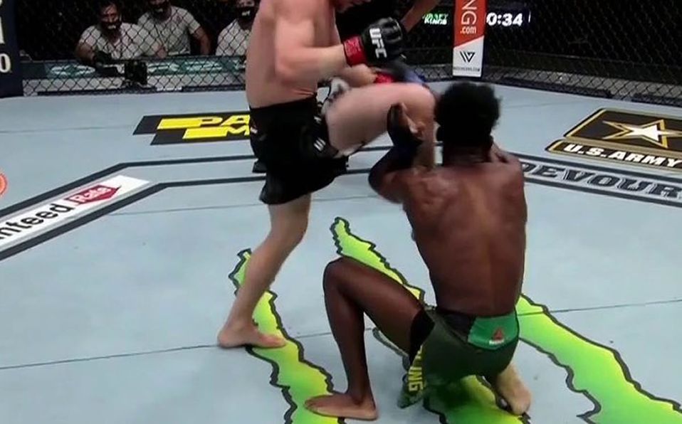 Petr Yan fue descalificado por un rodillazo ilegal y Aljamain Sterling ganó el título de la categoría peso gallo en la UFC. (Foto Prensa Libre: Twitter)