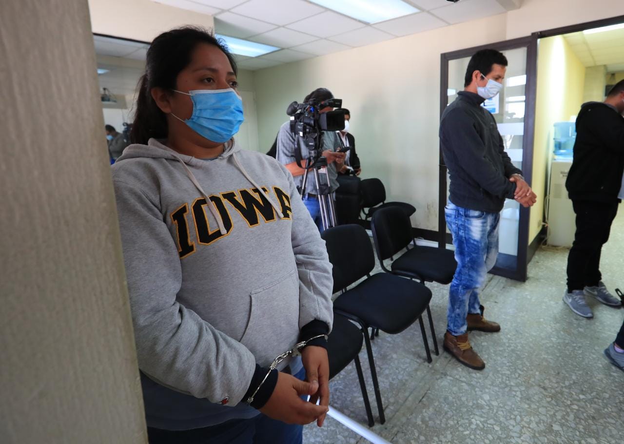 Mirelda Vásquez Córdoba y Mario Chavarría escuchan la sentencia. (Foto: Carlos Hernández)