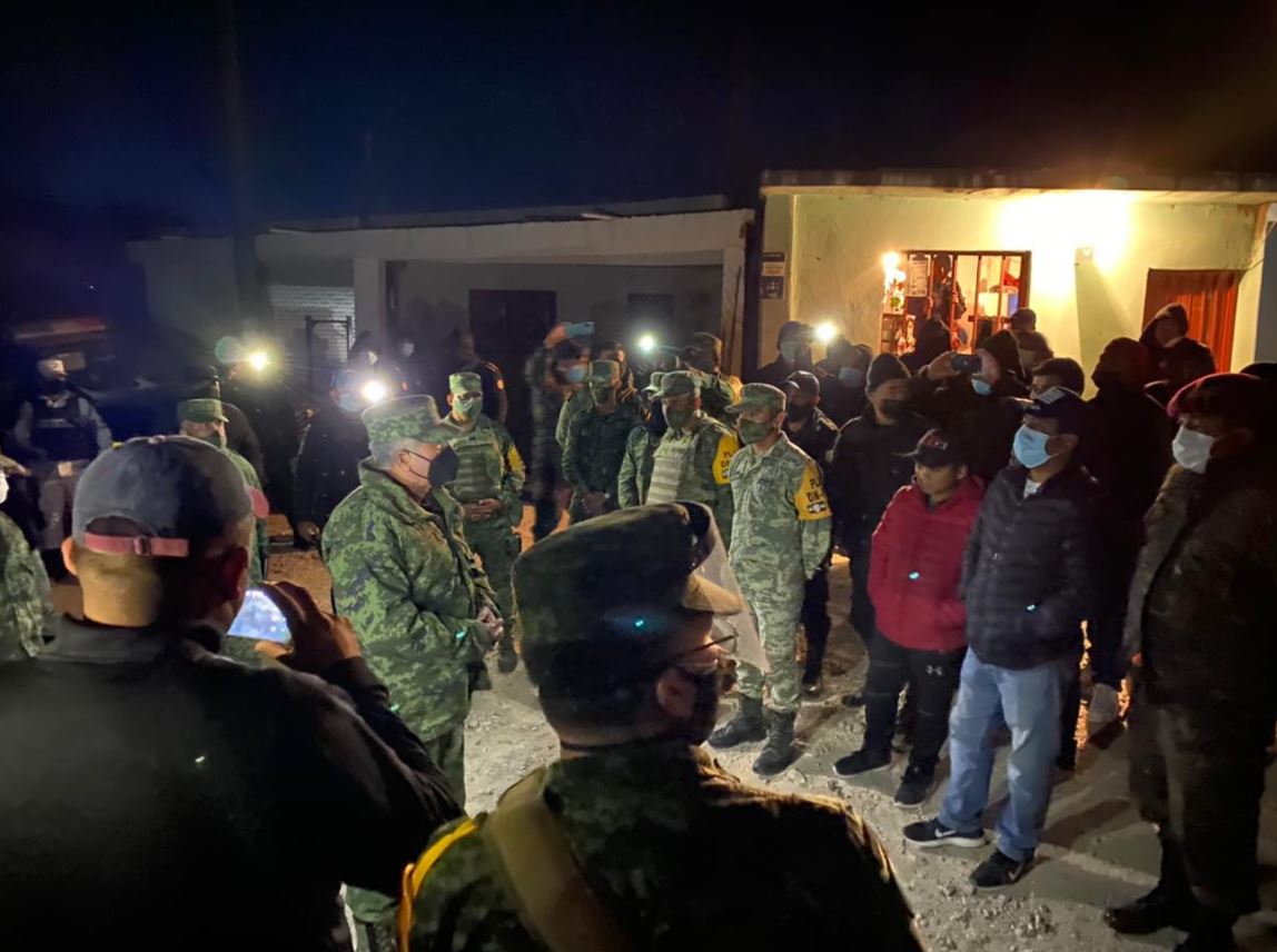 Momento en que son liberados los soldados mexicanos y entregados a su país en la frontera con Guatemala. Los seis integrantes del Ejército mexicano son señalados de matar a un guatemalteco en un retén en Chiapas. (Foto Prensa Libre: Ejército de Guatemala)