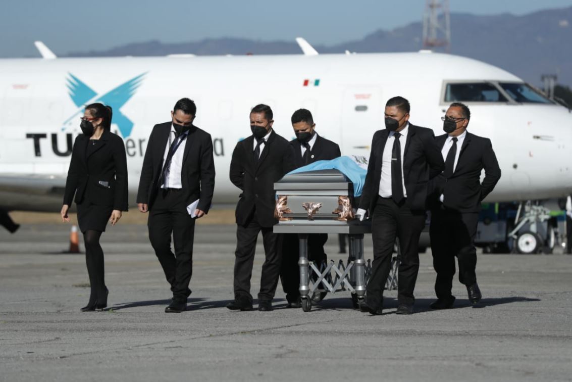 Los féretros de los migrantes asesinados en Tamaulipas, México, vienen con una bandera de Guatemala. (Foto Prensa Libre: Esbin García)