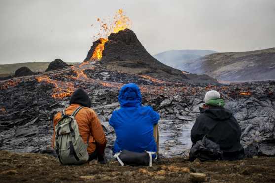 Los excursionistas aprovecharon la oportunidad para inspeccionar el área donde un volcán entró en erupción en Islandia. (Foto Prensa Libre: AFP)