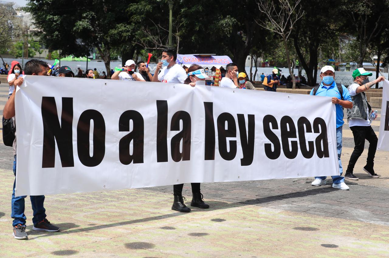 Los meseros se oponen a las restricciones y que se ponga fin a la Ley Seca. (Foto Prensa Libre: Élmer Vargas)