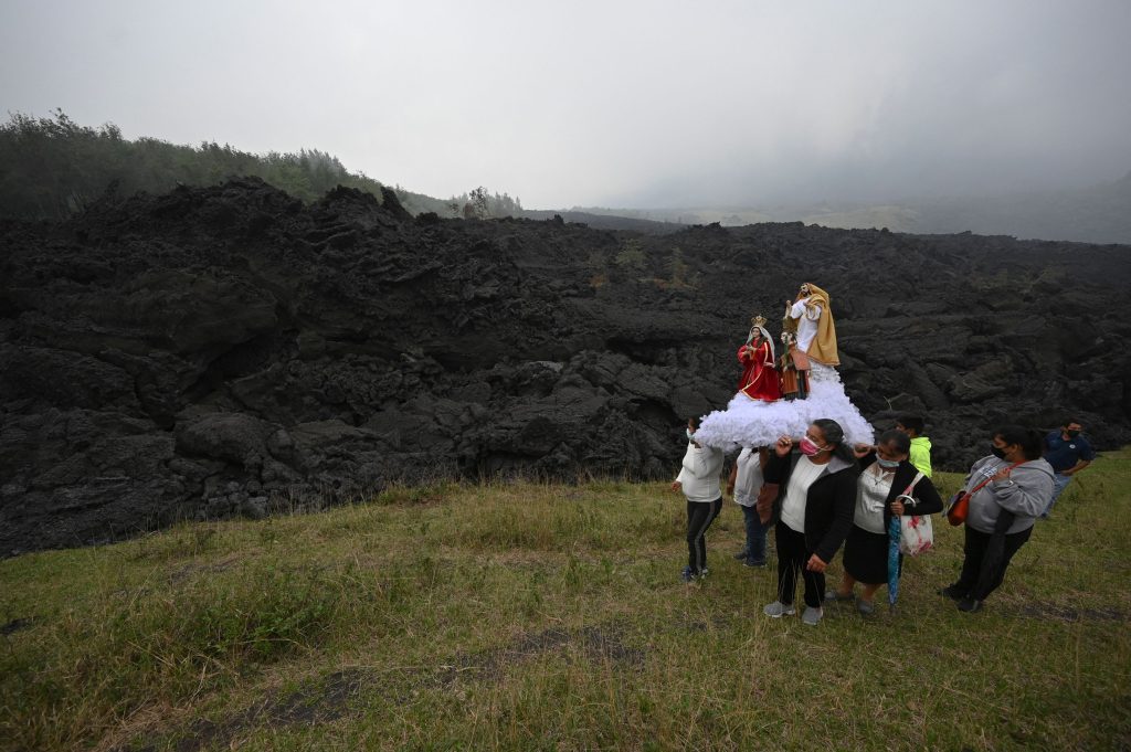 Residentes rezan durante una procesión que cese la actividad del Volcán de Pacaya. (Foto Prensa Libre: AFP)