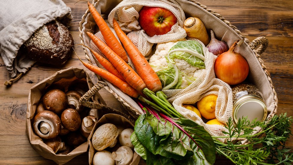 Una correcta selección de alimentos puede protegernos contra enfermedades y también contribuir a la preservación del medioambiente. (GETTY IMAGES)