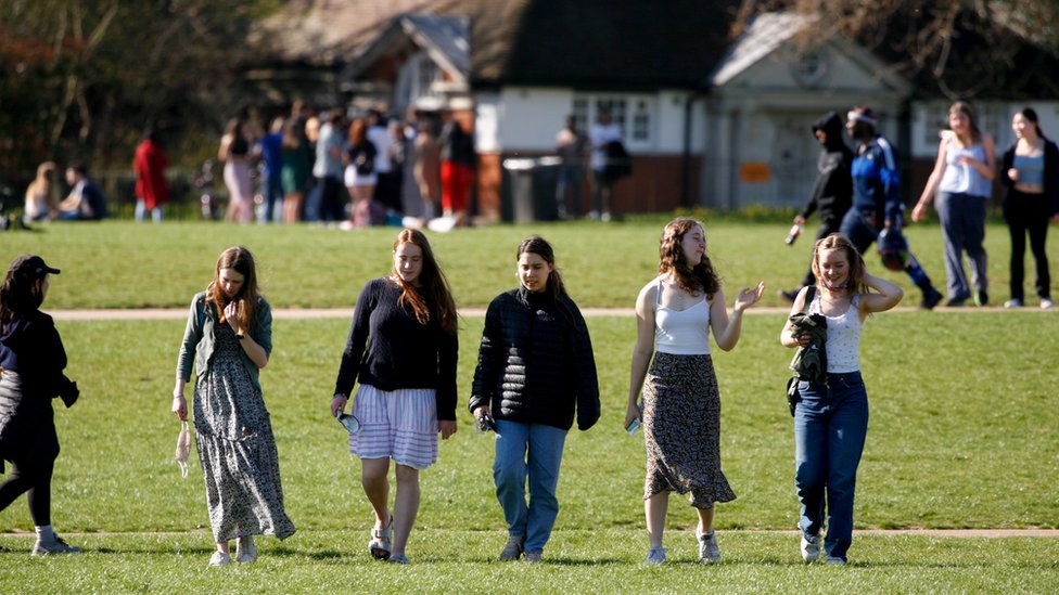 Reino Unido ofrecerá otra vacuna a los menores de 30 dado que el balance entre riesgo y beneficio es más estrecho que en otros grupos de edad.