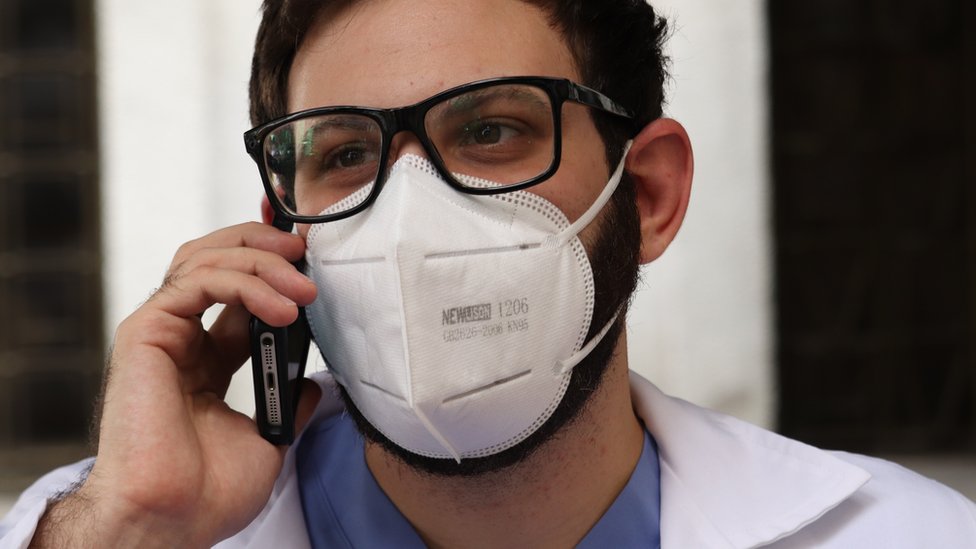 El doctor Ronald Nabki aprovecha los descansos en su turno para atender las llamadas que atiende como voluntario. (NICOLE KOLSTER)