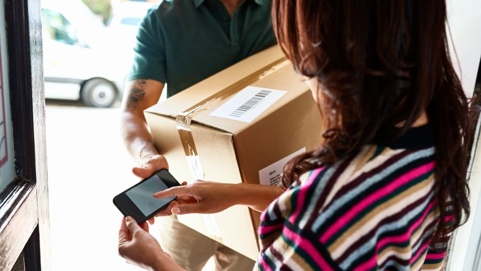 Algunos consumidores en Reino Unido que han hecho compras online en tiendas de la UE han notado cambios. GETTY IMAGES