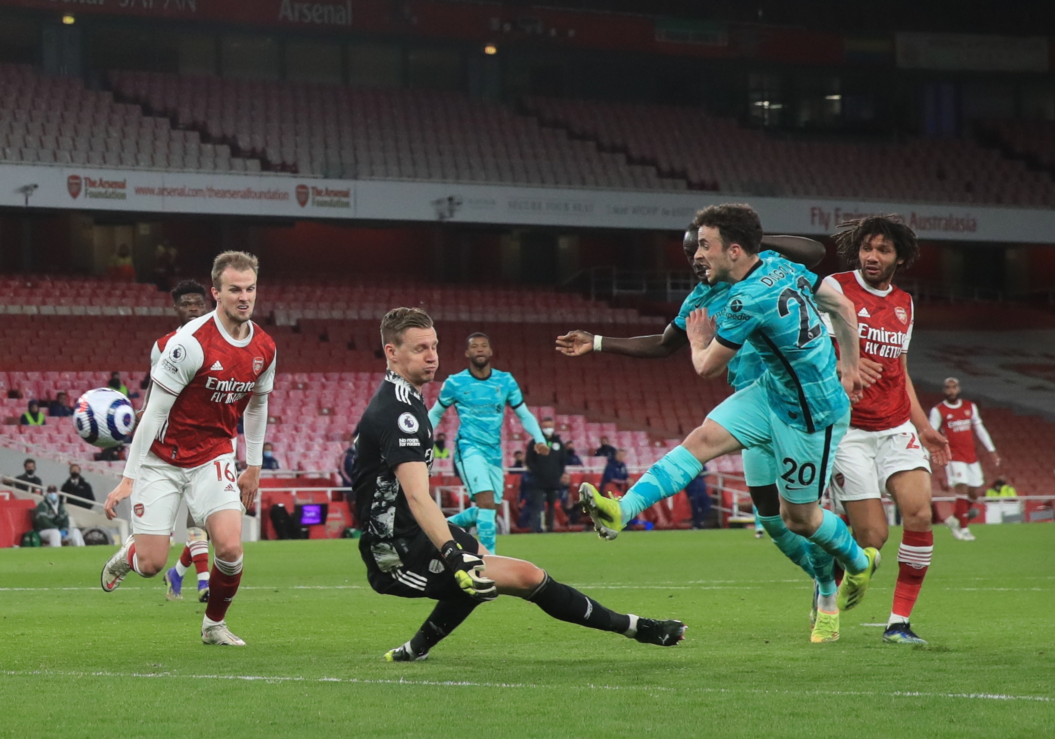 Diogo Jota en el momento que anota el tercer gol del Liverpool  frente al Arsenal FC. (Foto Prensa Libre: AFP). 
