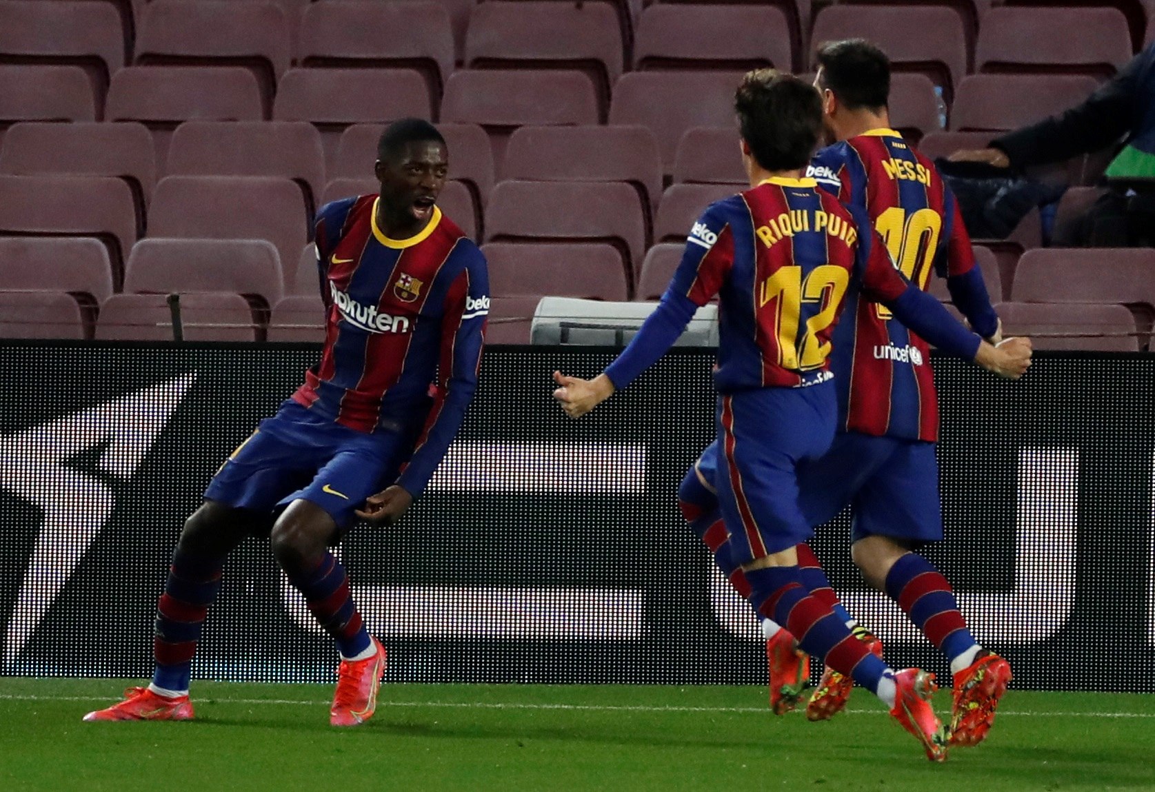 El delantero francés del FC Barcelona Ousmane Dembélé  celebra su gol, primero y único del partido ante un complicado Valladolid. Foto Prensa Libre: EFE.