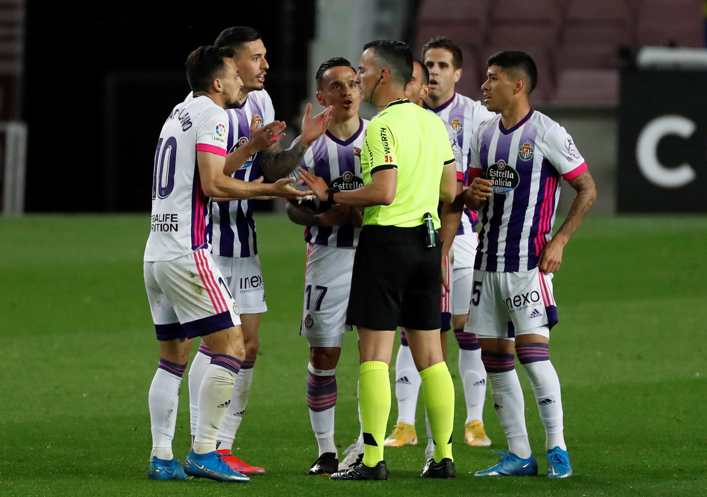 Los jugadores del Real Valladolid encaran al árbitro Jaime Latre. Foto Prensa Libre: EFE.