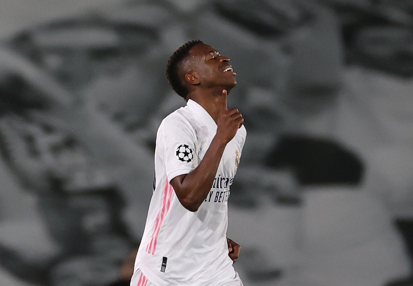 El delantero del Real Madrid Vinicius Junior celebra tras marcar el tercer gol ante el Liverpool, durante el partido de ida de los cuartos de final de Liga de Campeones. Foto Prensa Libre: EFE.