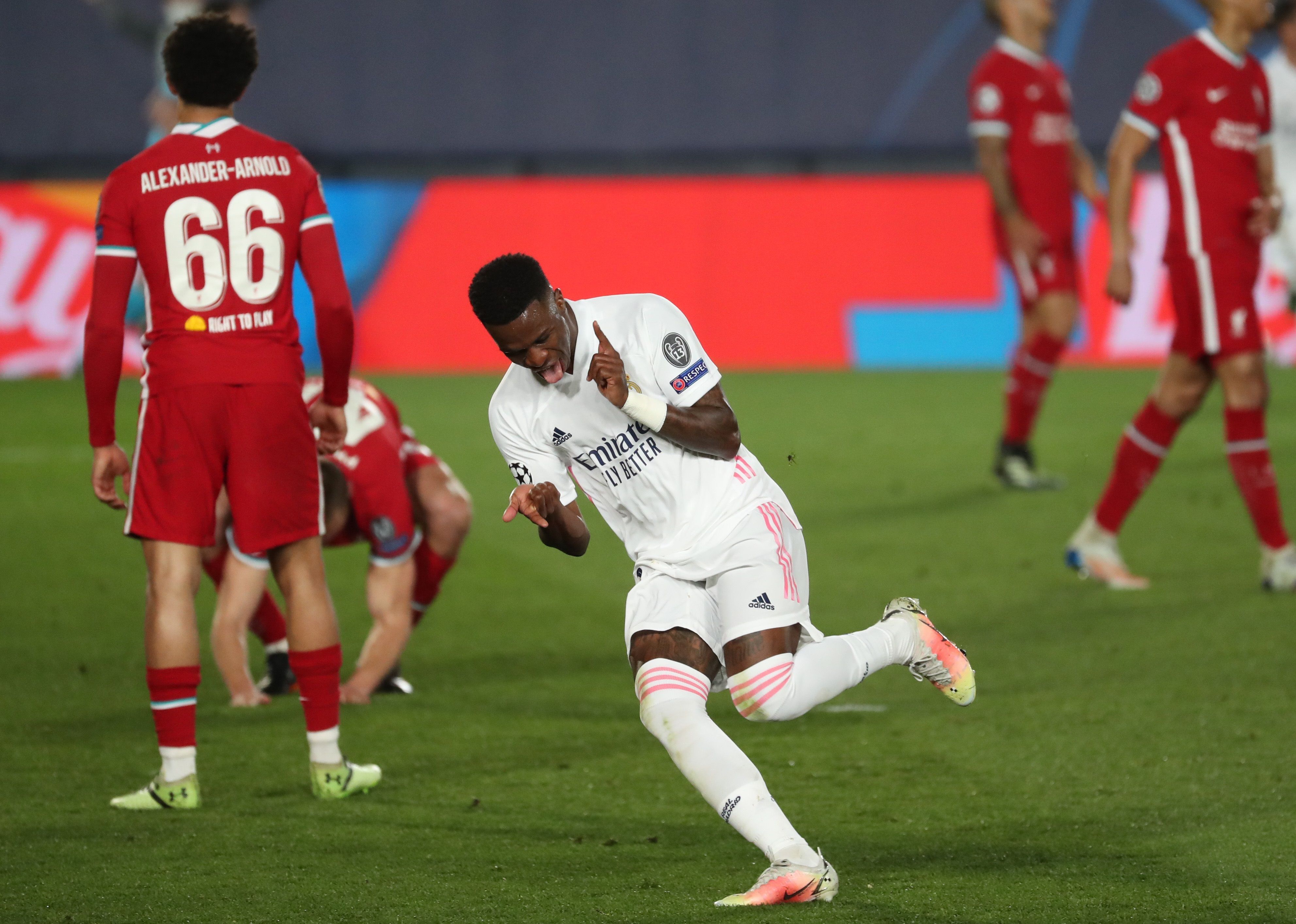 El delantero brasileño del Real Madrid Vinícius Jr celebra su segundo gol ante el Liverpool. (Foto Prensa Libre: EFE)