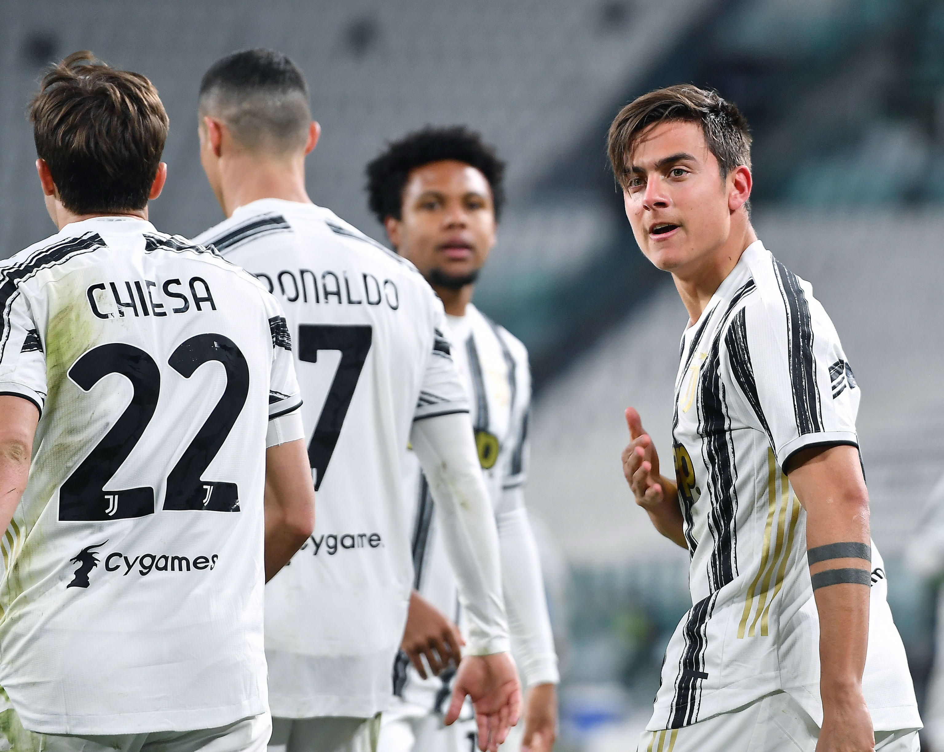 Paulo Dybala (D) celebra el gol que anotó ante el Nápoli. No jugaba desde el 10 de enero pasado.  Foto Prensa Libre: EFE.