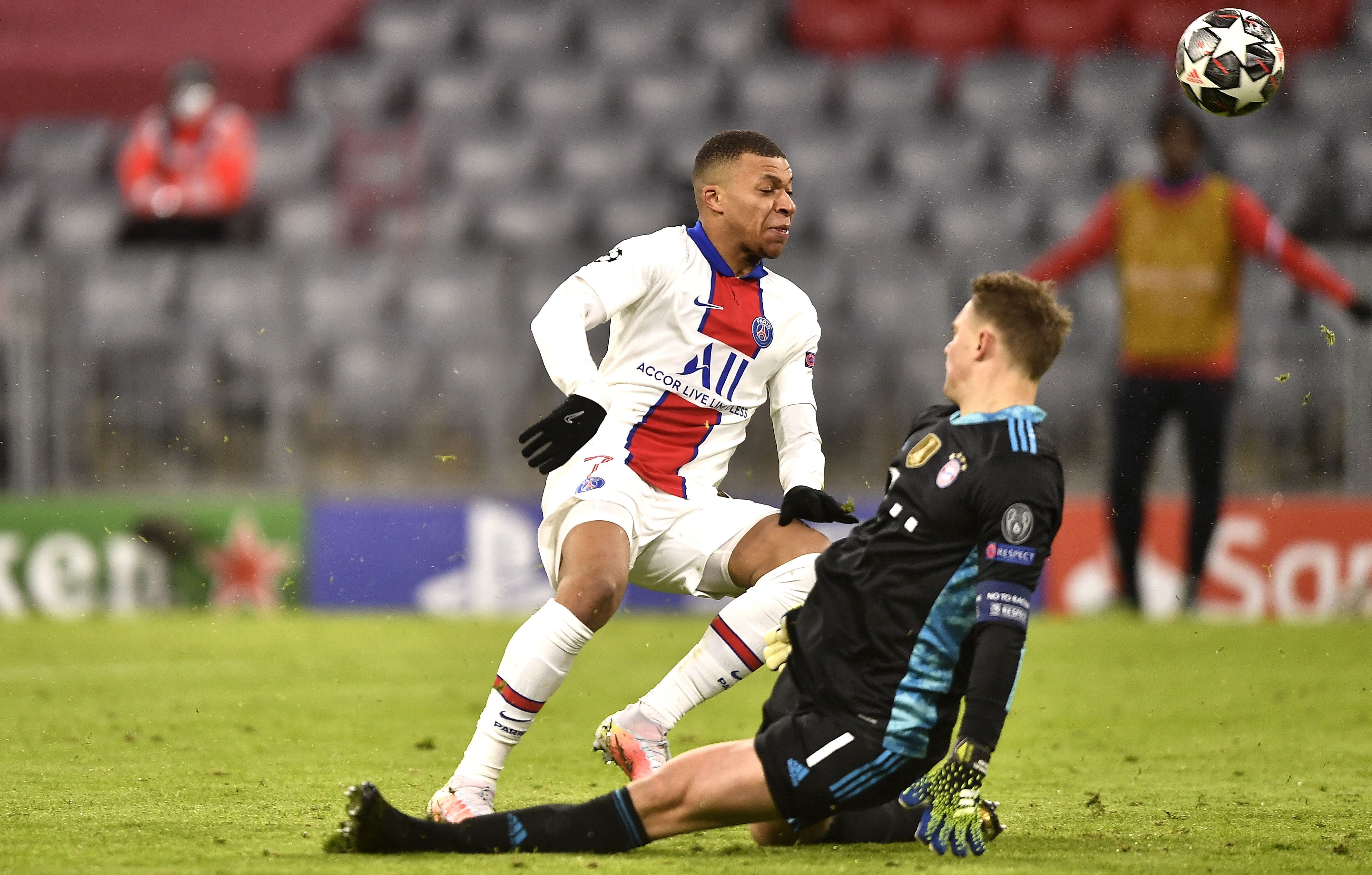 Kylian Mbappe en una acción con  el portero del Bayern, Manuel Neuer. Foto Prensa Libre: EFE.