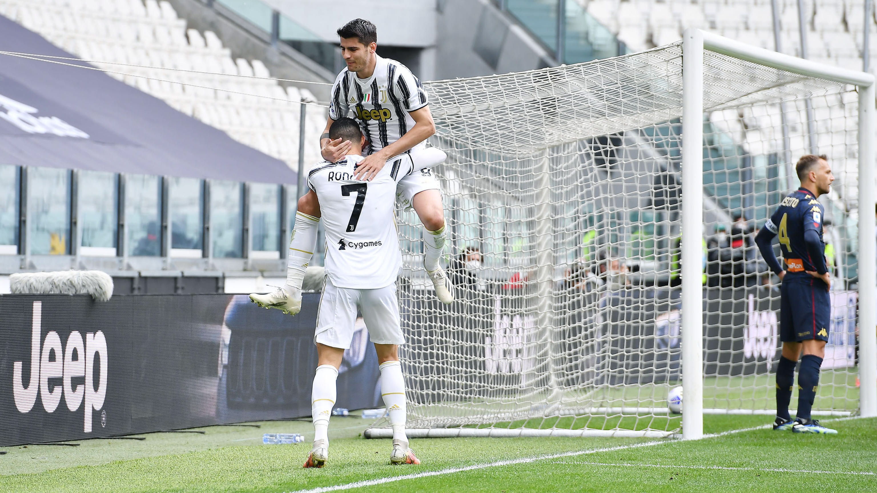 Alvaro Morata cele bra con Cristiano Ronaldo  después de anotar el 2-0 de la  Juventus FC contra el Genova. (Foto Prensa Libre: EFE). 
