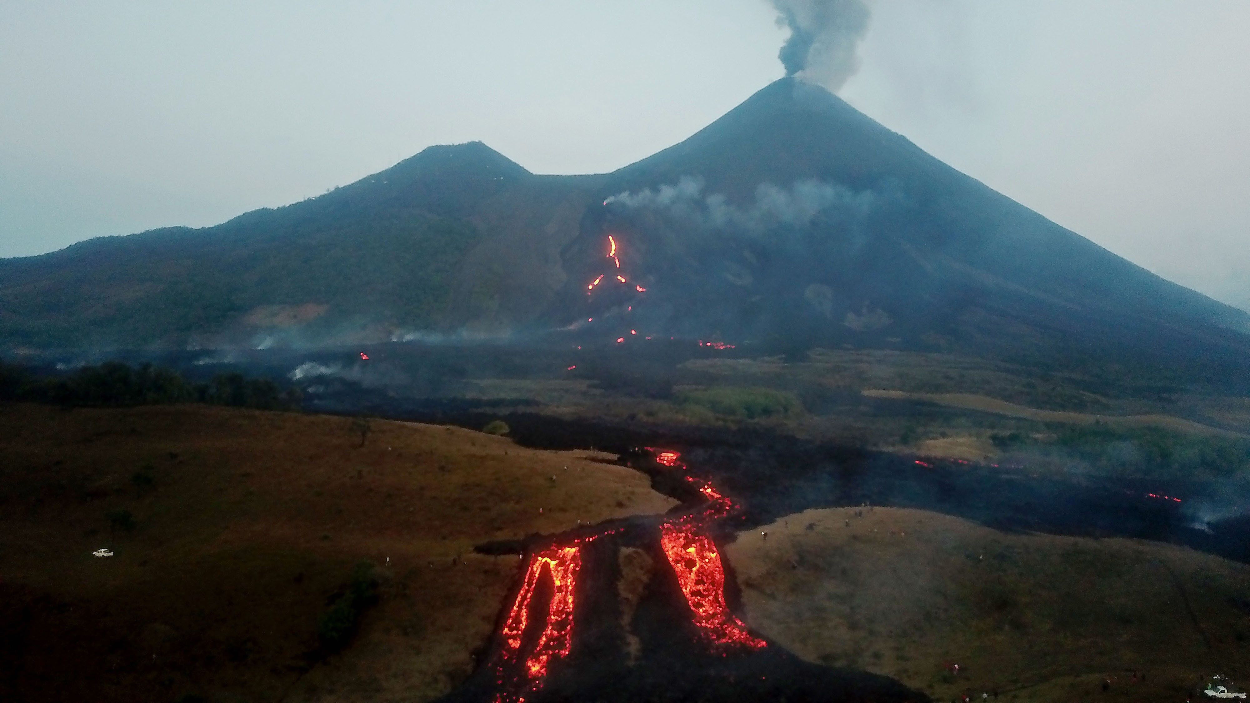 Vista aérea desde un dron que muestra los ríos de lava causados por las recientes erupciones del volcán de Pacaya, el 13 de abril de 2021 desde la aldea El Patrocinio de San Vicente Pacaya, Escuintla. (Foto Prensa Libre: EFE)