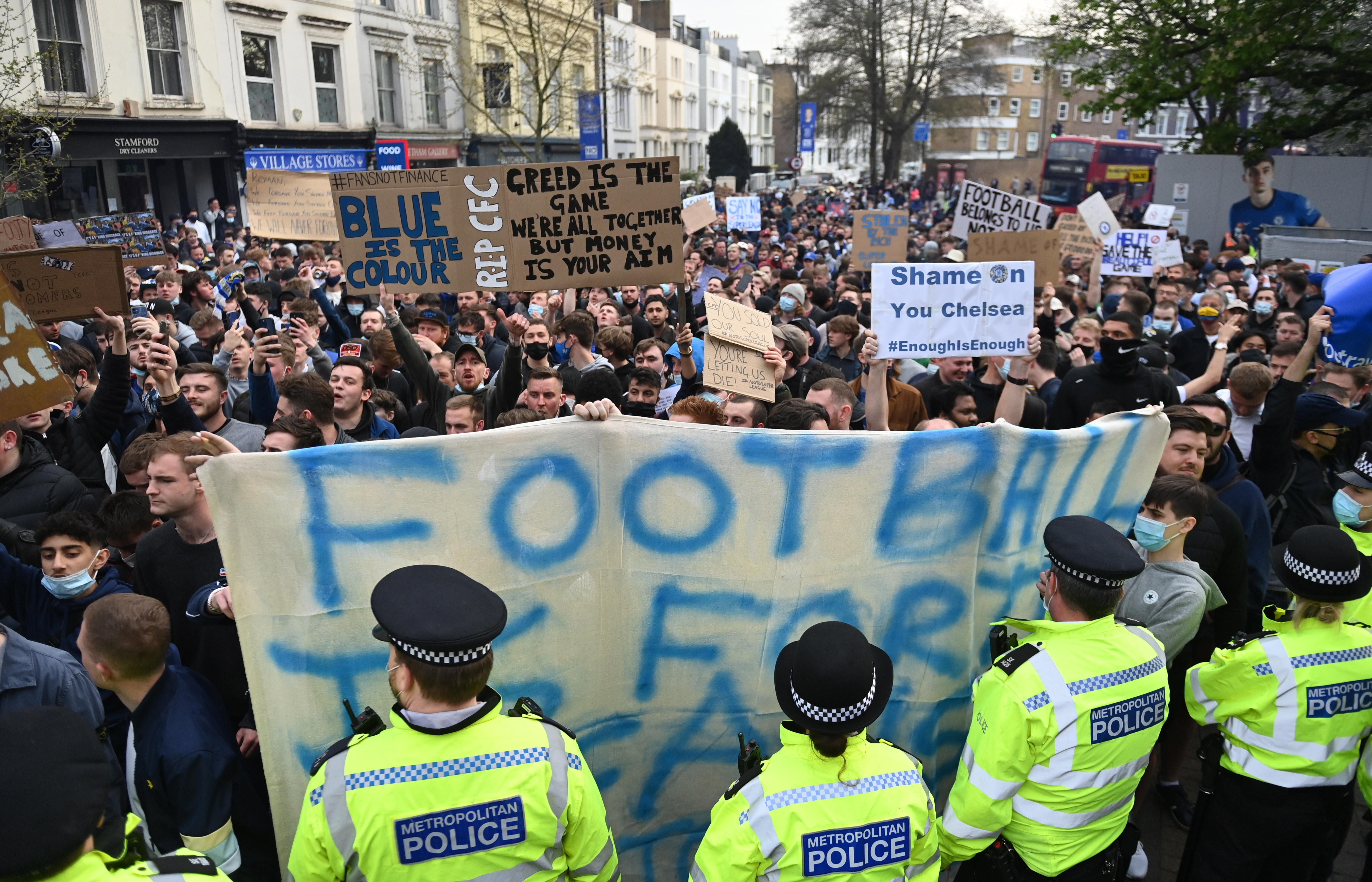 Aficionados del Chelsea protestaron contra la creación de la Superliga Europea  antes del juego de su equipo este 20 de abril. Foto Prensa Libre: EFE.