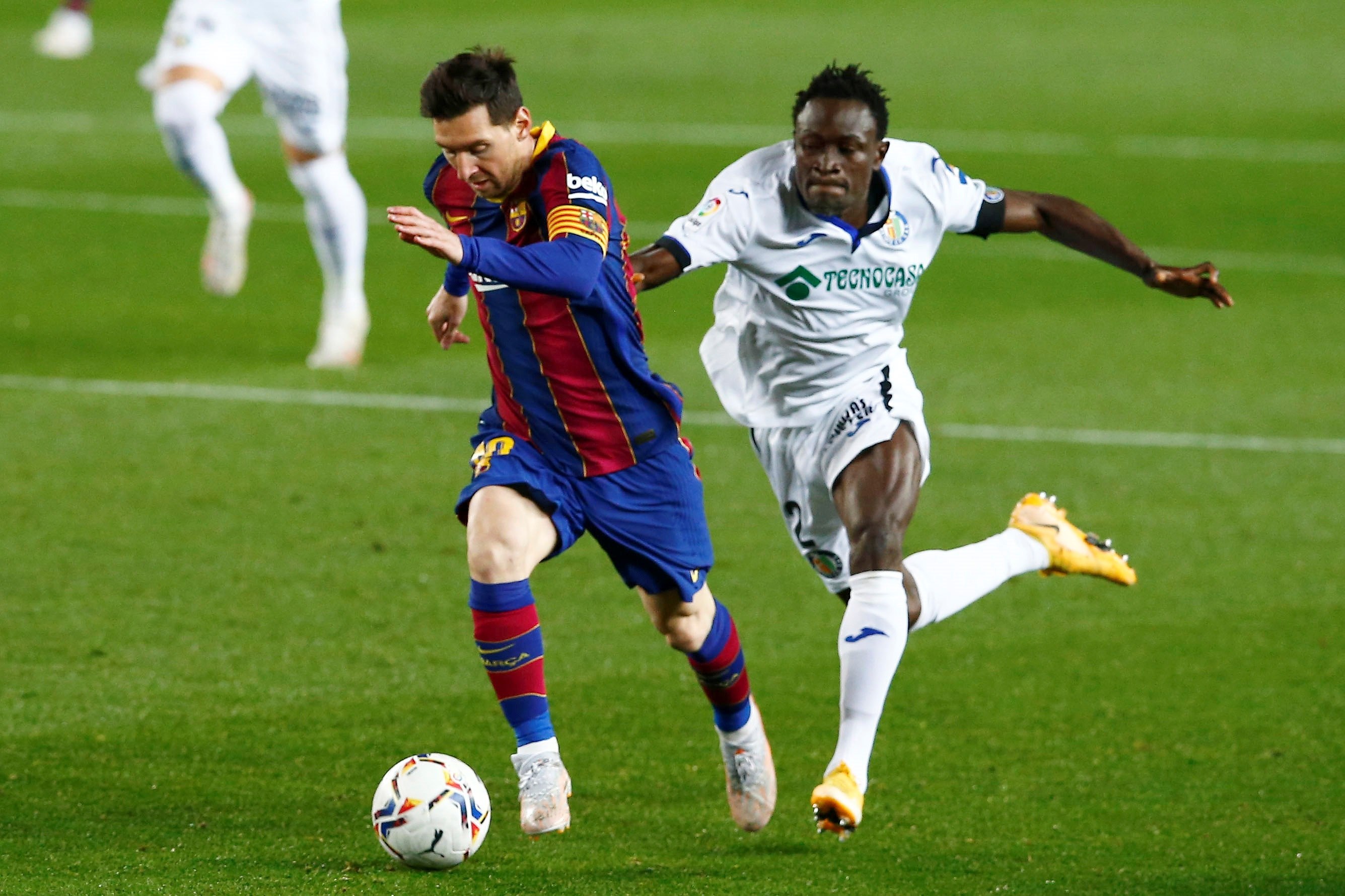 El delantero del FC Barcelona Leo Messi escapa de Djene Dakoman, del Getafe, durante el partido de La Liga que disputaron en el Camp Nou, en Barcelona. Foto Prensa Libre: EFE.