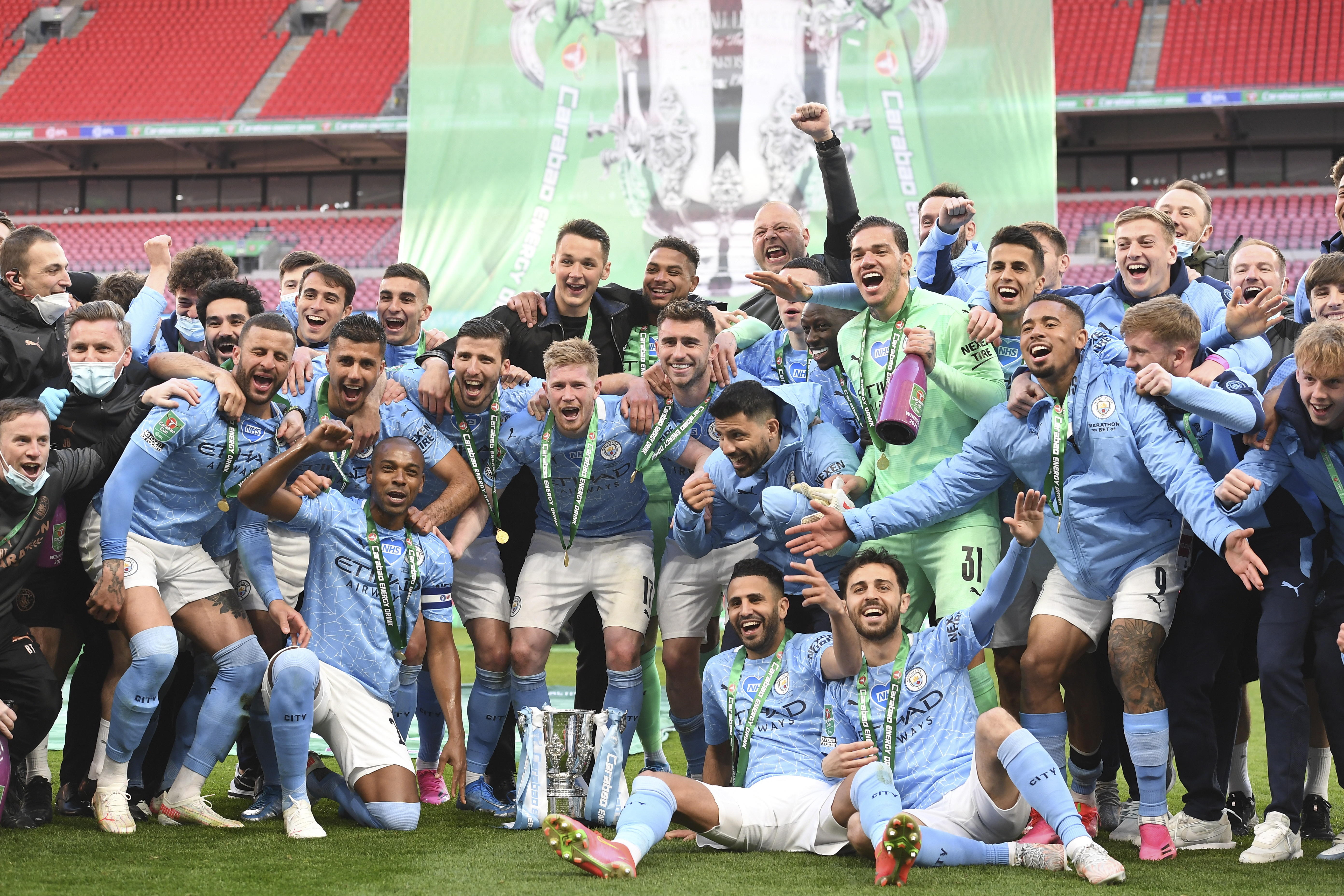 Los jugadores del  Manchester City festejan después de ganar la Copa de la Liga al vencer al  Tottenham Hotspur en Wembley. (Foto Prensa Libre: EFE).
