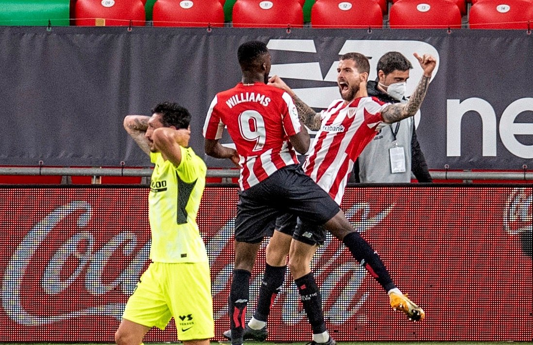 El defensa del Athletic Club Íñigo Martínez  celebra con Iñaki Williams  tras marcar el segundo gol ante el Atlético de Madrid. (Foto Prensa Libre: EFE).