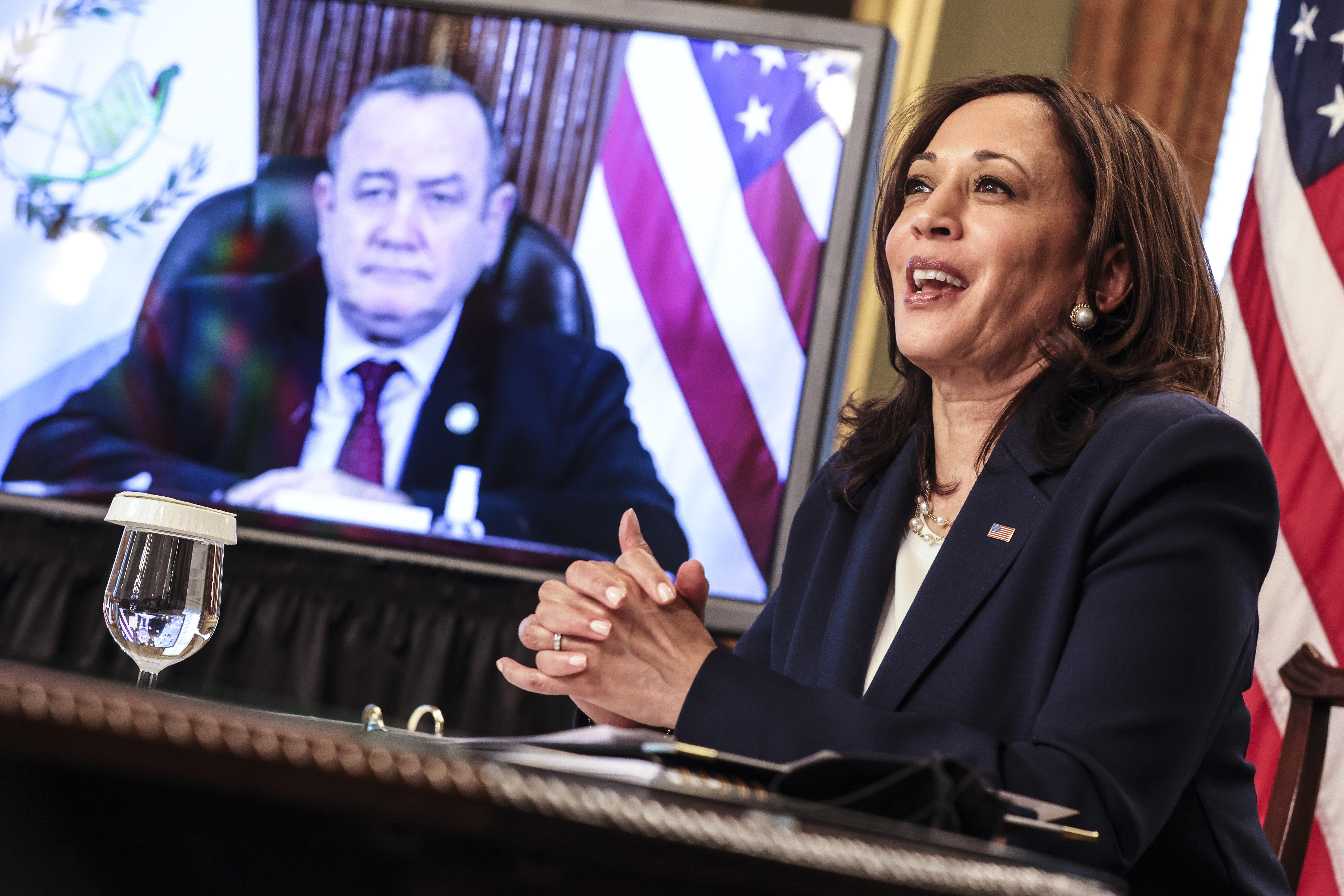 La vicepresidenta de EE. UU., Kamala Harris, habló con el presidente Alejandro Giammattei, justo el día en que el Departamento del Tesoro reveló las sanciones contra Gustavo y Felipe Alejos. (Foto Prensa Libre: EFE)