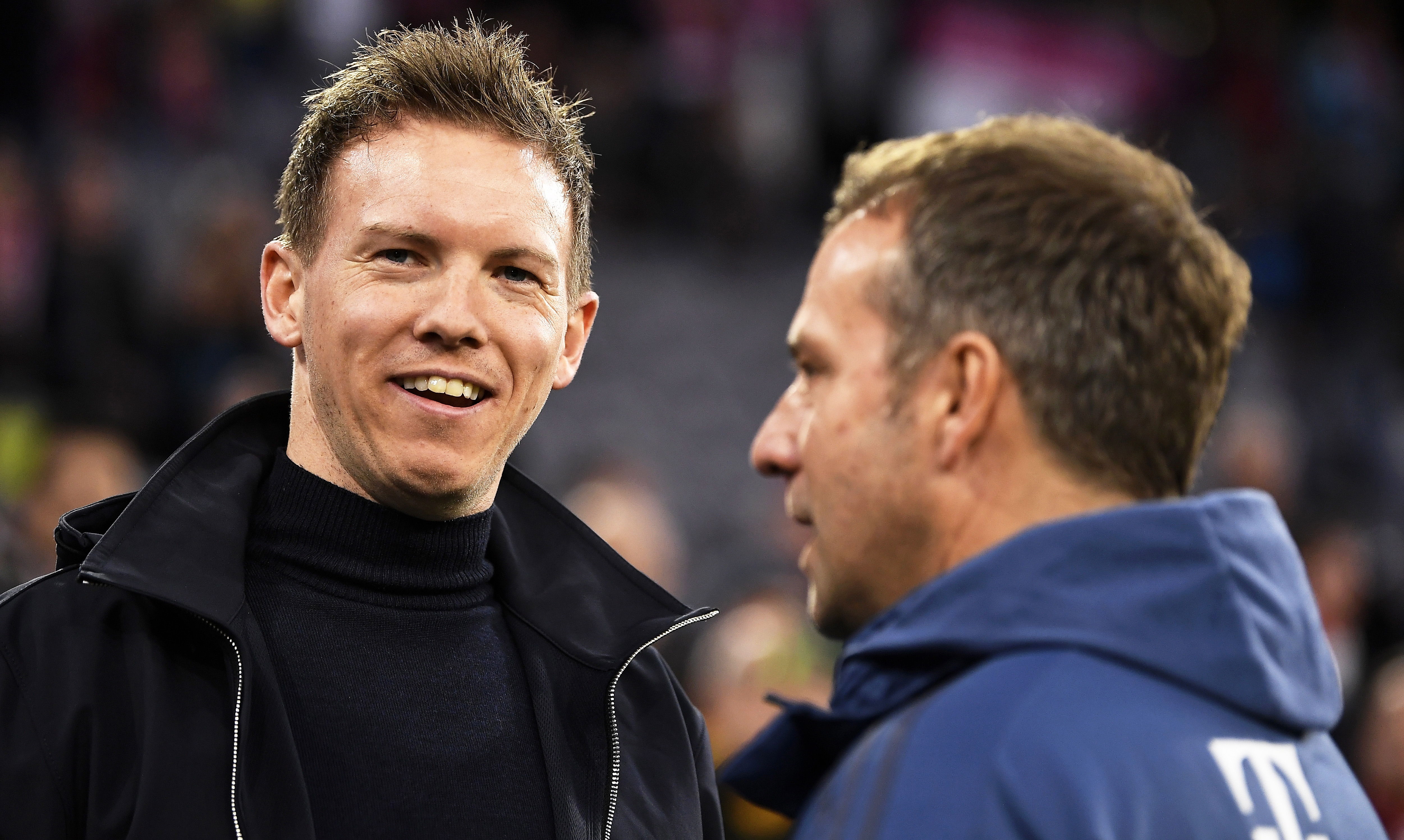 Julian Nagelsmann dejará al RB Leipzig y su nuevo destino será sustituir a Hansi Flick (d) en el Bayern de Múnich. Foto Prensa Libre: EFE.