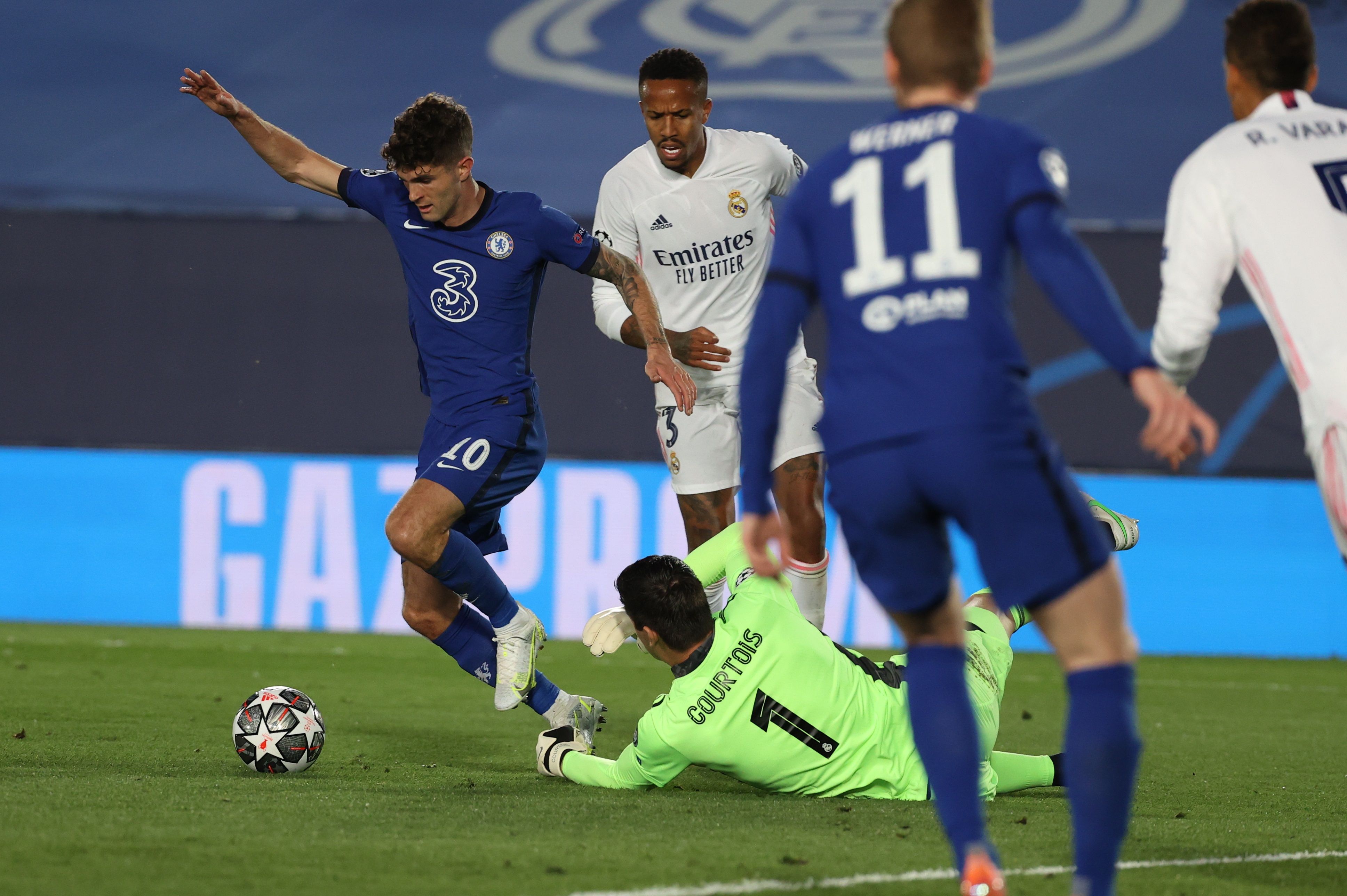 El delantero estadounidense del Chelsea, Christian Pulisic, supera al guardameta belga del Real Madrid, Thibaut Courtois, para conseguir el primer gol del equipo inglés. Foto Prensa Libre: EFE.