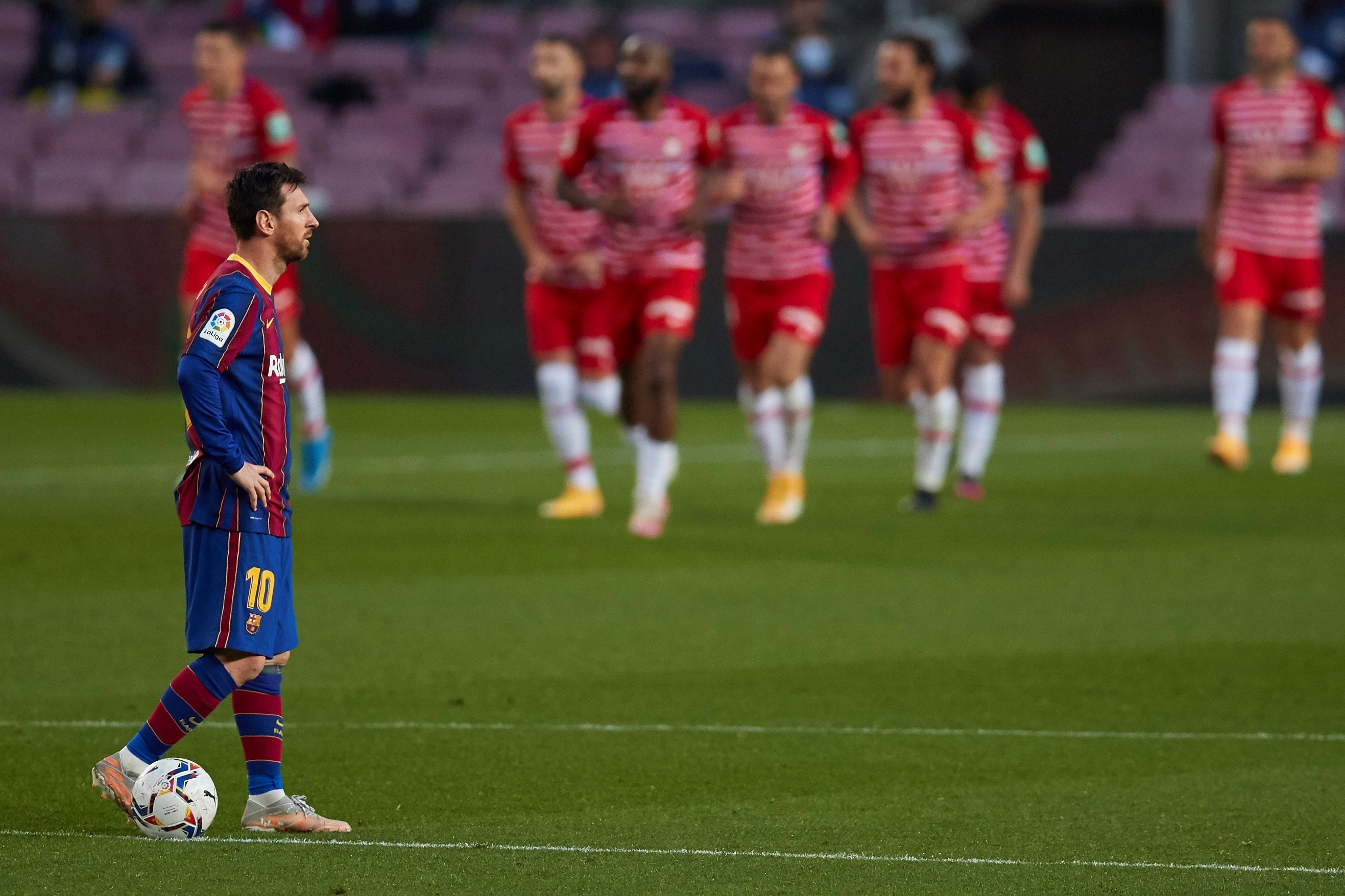 El delantero argentino del FC Barcelona, Leo Messi, espera en el centro del campo tras el segundo gol del Granada durante el partido aplazado que perdieron este 29 de abril. Foto Prensa Libre: EFE.