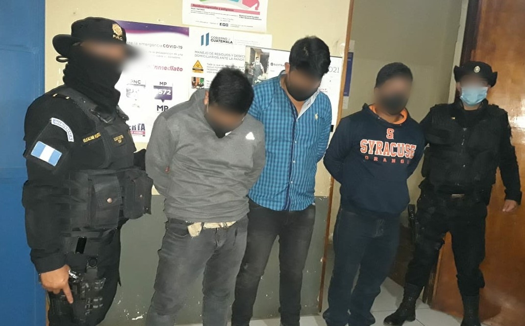 Decenas de guatemaltecos incumplen las medidas de seguridad impuestas en el estado de Prevención y algunas terminan en la cárcel. (Foto Prensa Libre: PNC)