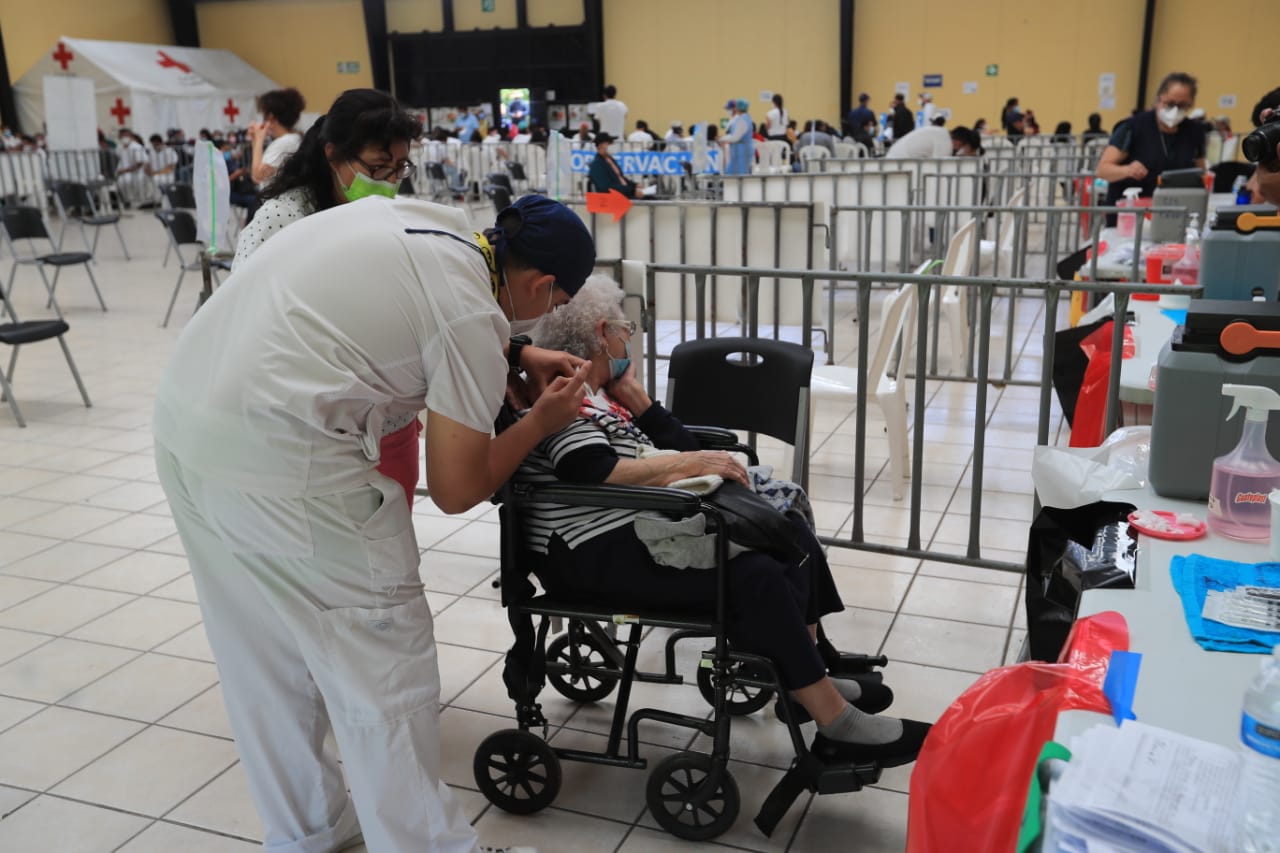 En la fase 1 del proceso de vacunación se incluye a adultos mayores recluidos en asilos, pero muchos otros llegan en busca del medicamento ante la falta de información clara por parte de Salud. (Foto Prensa Libre: Byron García)