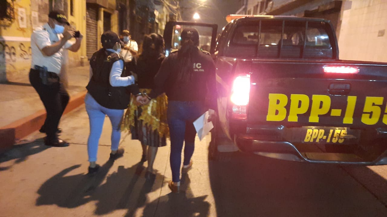 Policía conduce a la madre del supuesto asaltante en la zona 1. (Foto: PNC)