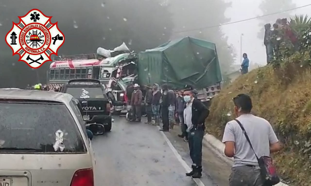 Pobladores observan los vehículos accidentados. (Foto: Bomberos Municipales Departamentales).