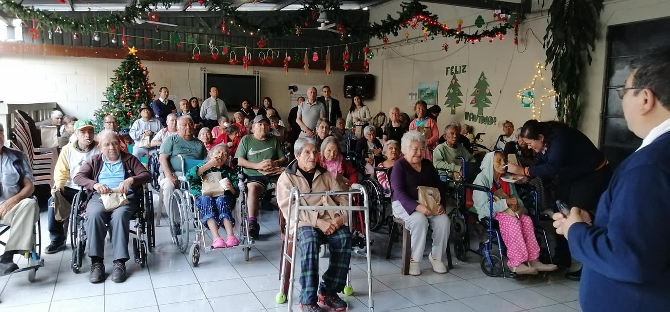 Adultos mayores del Hogar San Vicente de Paul sufren un brote de covid-19 mientras las autoridades de Salud no han logrado cubrir la vacunación en estos lugares. (Foto Prensa Libre: Facebook Hogar San Vicente de Paul)