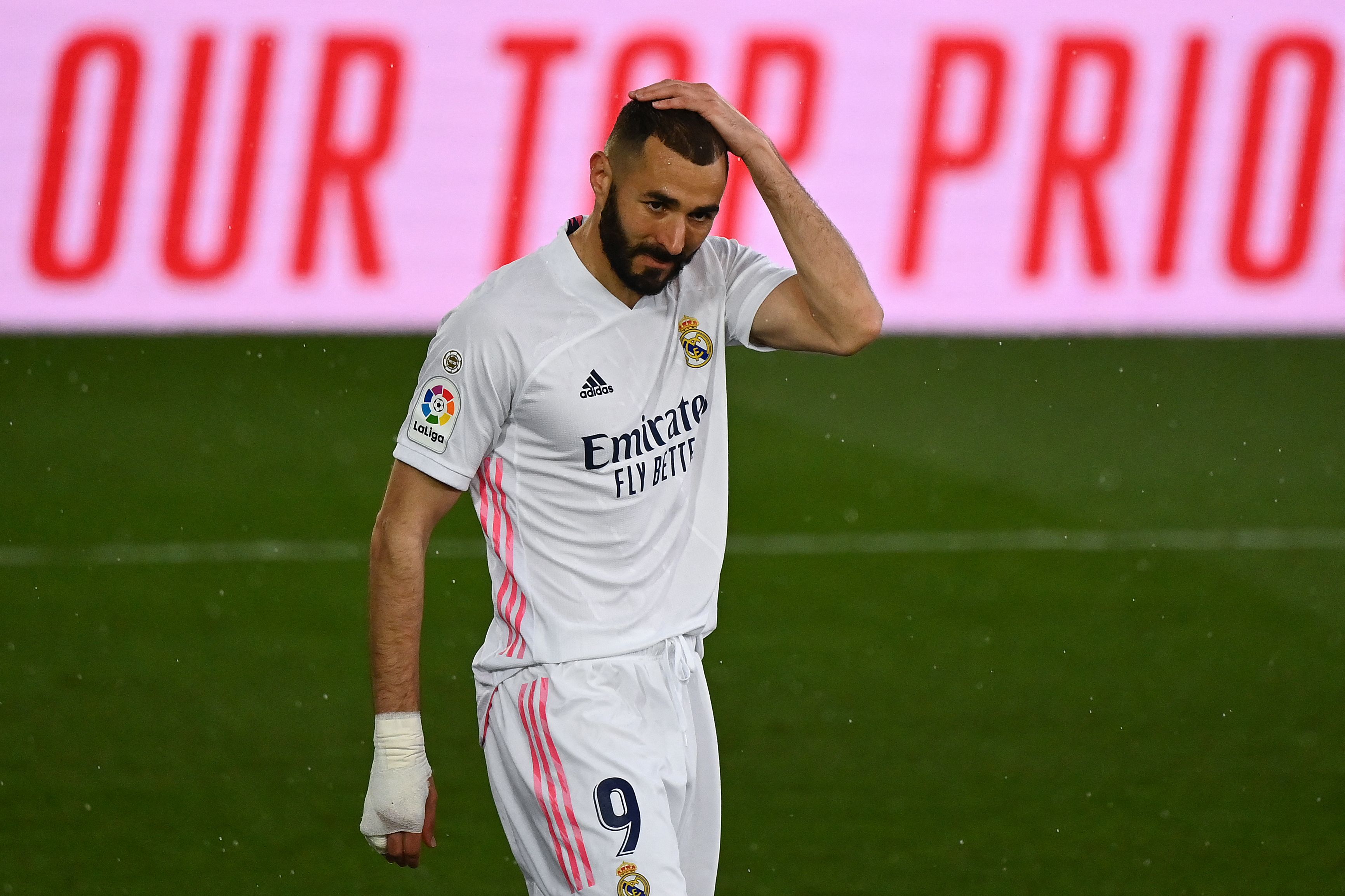 Karim Benzema vive uno de sus mejores momentos con el Real Madrid y espera reflejarlo en el clásico contra el Barcelona. (Foto Prensa Libre: AFP).